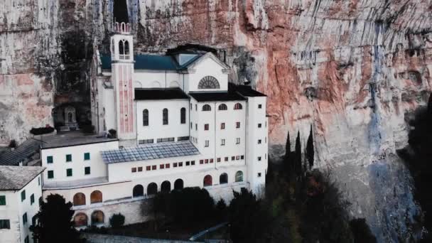 Сьяцци, Италия - 22 января 2019 года: Воздушный дрон Вид на святилище Мадонна делла Корона — стоковое видео