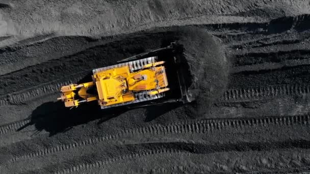 Buka tambang pit, industri ekstraktif untuk batubara, pandangan atas pesawat tak berawak — Stok Video