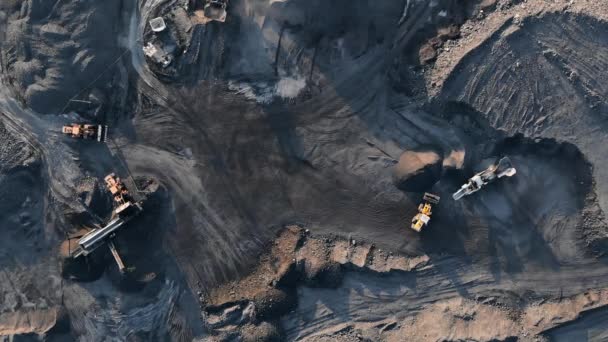 Open mijn, winningsindustrie voor steenkool, bovenaanzicht luchtstroom — Stockvideo