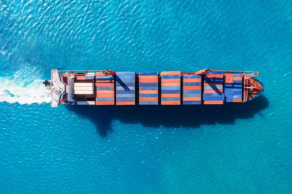 Navio de carga com contêineres contra o mar azul, vista aérea superior. Conceito de entrega logística — Fotografia de Stock