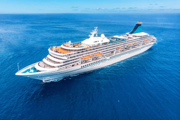 Cruiseschip schip in de oceaan met blauwe lucht. Bovenaanzicht van de luchtfoto — Stockfoto