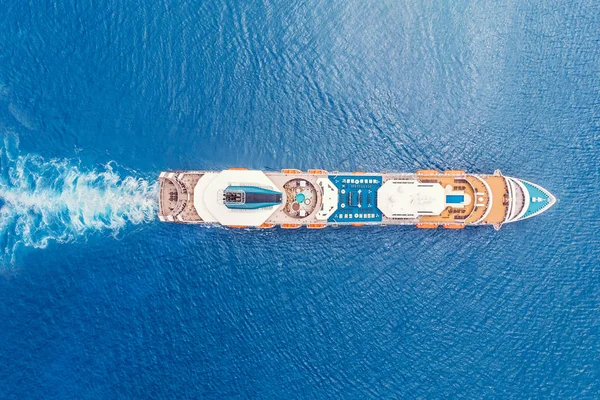 Cruiseschip schip in de oceaan met blauw water. Bovenaanzicht van de luchtfoto — Stockfoto