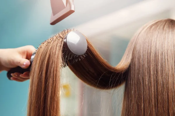 Secador de pelo, salón de belleza, estilista femenina . —  Fotos de Stock