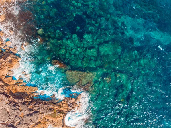 Costa de la isla desierta con el agua azul turquesa late en el arrecife rocoso. Vista superior aérea . — Foto de Stock