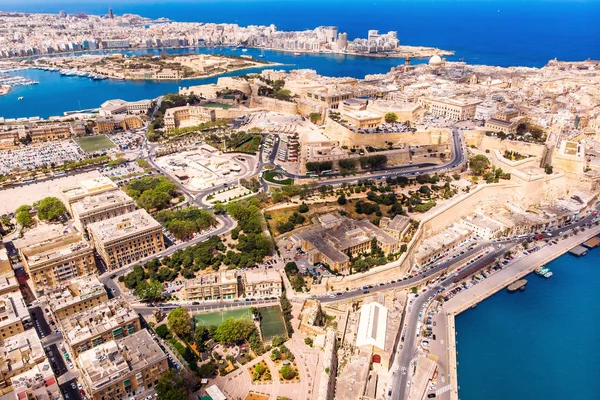 Столица Валлетты Мальта. Панорамный порт и синее море. Вид сверху с воздуха — стоковое фото