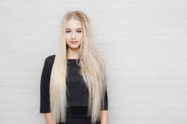 Konsept saç bakımı. Düz ve karışık bukleler sarışın kız. Düzleştirme, yumuşatma kafası. Tedavi öncesi ve sonrası.