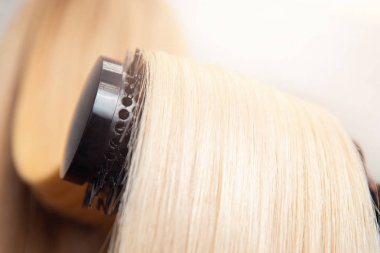 Saç fırçası yakın çekim, konsept kesim salonu, kadın stilist, tedavi bakım spa