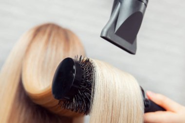 Saç kurutma makinesi, konsept kesim salonu, kadın stilisti.