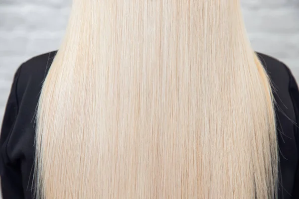 Texture saine des cheveux dos blond féminin, fond blanc. Concept soin de traitement — Photo