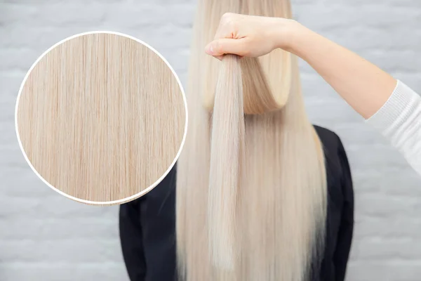 Здоровые волосы девушка блондинка спины, белый фон. Концепция лечения — стоковое фото