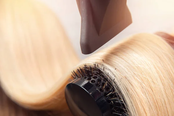 Close-up de secador de cabelo, conceito corte salão, estilista feminino — Fotografia de Stock