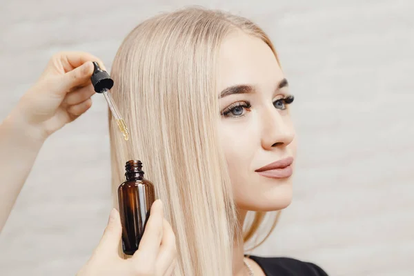 Aceite de oliva, cuidado de la piel y cuidado del cabello en el spa del salón de tratamiento capilar —  Fotos de Stock