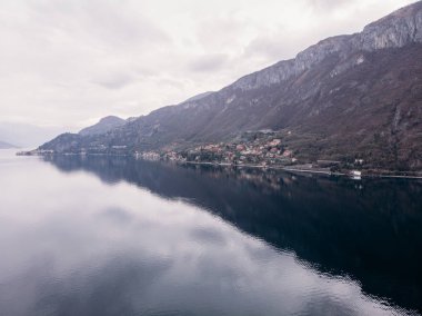 Güneşli Como Gölü, Italya. Havadan üst görünüm