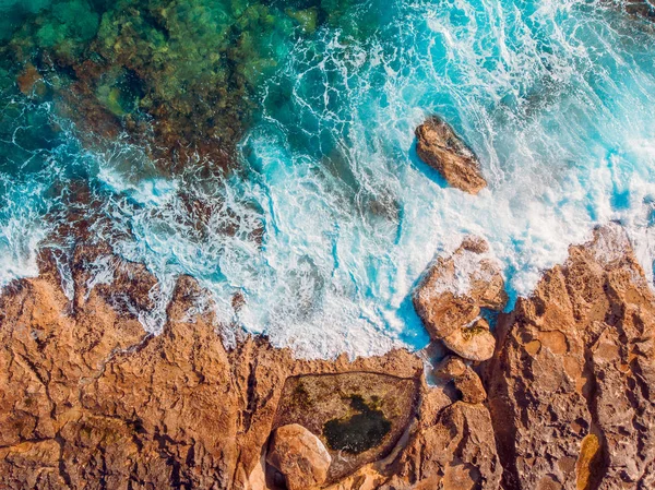 Middellandse Zee met turquoise water beats op de kust van het eiland Malta. Luchtfoto bovenaanzicht — Stockfoto
