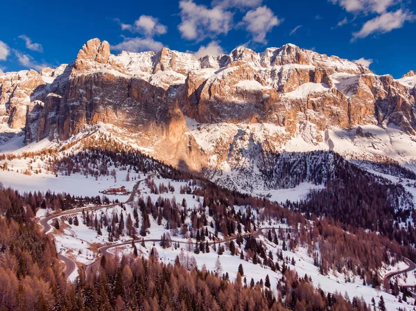 Outono Dolomitas foto panorama, dia ensolarado Itália. Vista aérea — Fotografia de Stock