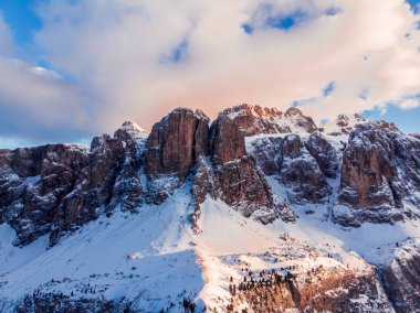 Sonbahar Dolomitleri panorama fotoğrafı, gün batımı Trentino Alto Adige dağ geçidi, İtalya. Hava görünümü