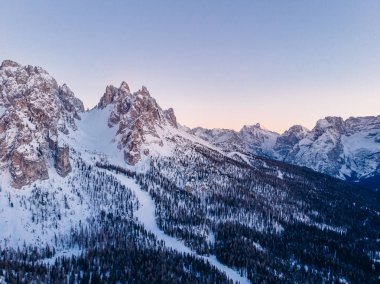 Misurina Gölü gün batımı Lavaredo 'nun üç zirveleri, Italya. Havadan üst görünüm
