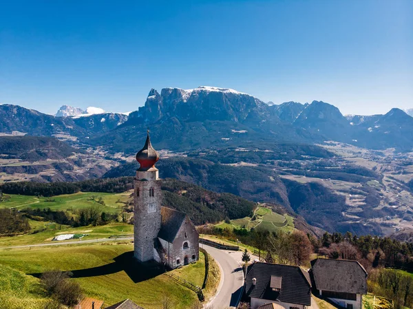 Renon Ritten Bolzano Alpleri Italya 'da kilise. Havadan görünüm — Stok fotoğraf