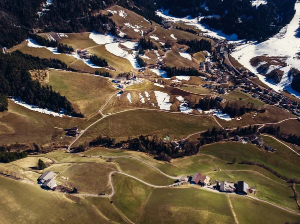 Альпийская горная деревня Санта-Маддалена с клещами на заднем плане, регион Трентино-Альто-Аменас, Фунес-фон-Фе, Италия . — стоковое фото