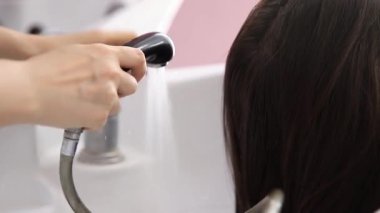 ekmek ve rulolar hasır sepet içinde kompozisyonu