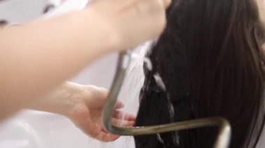 ekmek ve rulolar hasır sepet içinde kompozisyonu