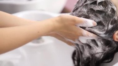 ekmek ve rulolar hasır sepet içinde kompozisyonu