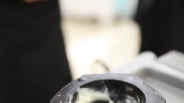 ekmek ve rulolar hasır sepet içinde kompozisyonu