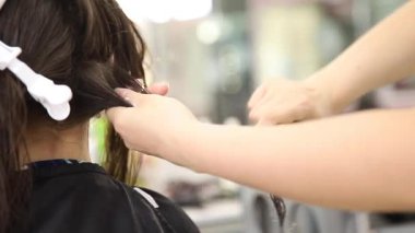 ekmek ve rulolar hasır sepet içinde kompozisyonu