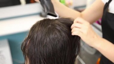 ekmek ve rulolar hasır sepet içinde kompozisyonu