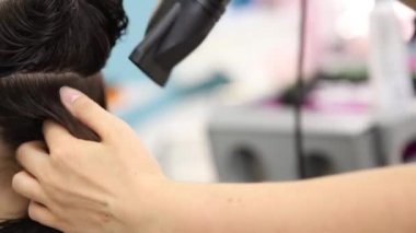 ekmek ve rulolar hasır sepet içinde kompozisyonu
