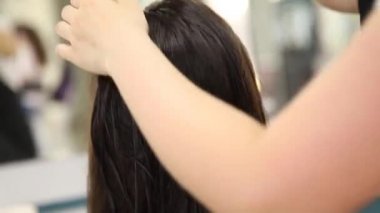 ekmek ve rulolar hasır sepet içinde kompozisyonu
