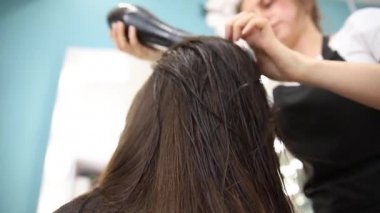 ekmek ve rulolar hasır sepet içinde kompozisyonu