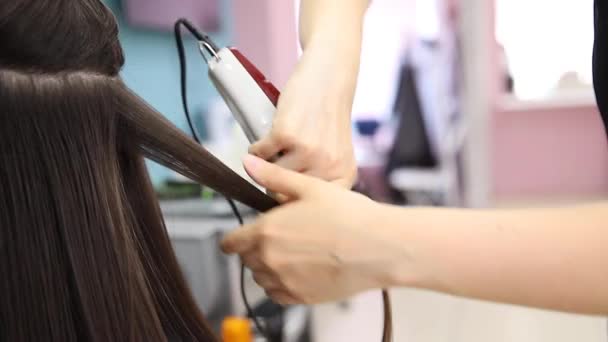 Парикмахерская Восстановление структуры волос, обрезка поврежденных кончиков — стоковое видео