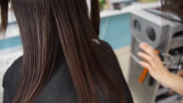 Salon penata rambut Restorasi struktur rambut, memotong tips yang rusak — Stok Video