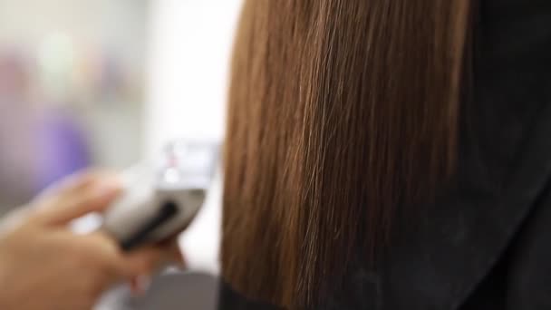 Salon de coafură Restaurarea structurii părului, tăierea sfaturilor deteriorate — Videoclip de stoc