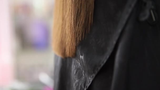Salon penata rambut Restorasi struktur rambut, memotong tips yang rusak — Stok Video