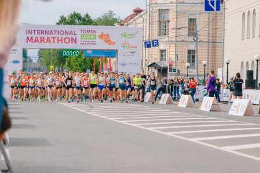 Tomsk, Rusya - 9 Haziran 2019: Uluslararası Maraton Jarche atletleri koşucuları başlangıçta