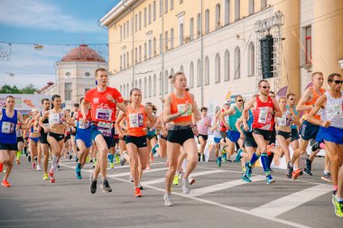 Tomsk, Rusya - 9 Haziran 2019: Uluslararası Maraton Jarche atletleri koşucuları başlangıçta