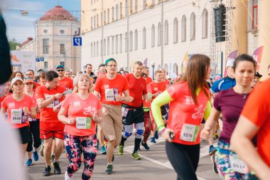 Tomsk, Rusya - 9 Haziran 2019: Uluslararası Maraton Jarche atletleri koşucuları başlangıçta