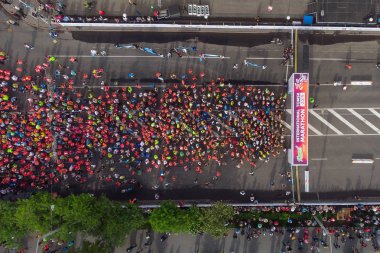 Tomsk, Rusya-9 Haziran 2019: Uluslararası Marathon Jarche sporcular koşucular kalabalık başında vardır. Havadan üst görünüm