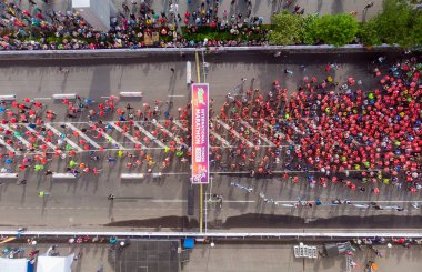Tomsk, Rusya-9 Haziran 2019: Uluslararası Marathon Jarche sporcular koşucular kalabalık başında vardır. Havadan üst görünüm