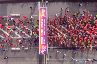 Tomsk, Rusya-9 Haziran 2019: Uluslararası Marathon Jarche sporcular koşucular kalabalık başında vardır. Havadan üst görünüm