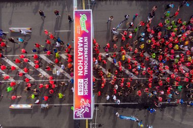 Tomsk, Rusya-9 Haziran 2019: Uluslararası Marathon Jarche sporcular koşucular kalabalık başında vardır. Havadan üst görünüm