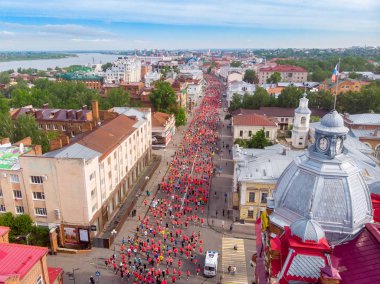 Tomsk, Rusya-9 Haziran 2019: Uluslararası Marathon Jarche sporcular koşucular kalabalık başında vardır. Havadan üst görünüm