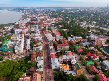 Tomsk, Rusya-9 Haziran 2019: Uluslararası Marathon Jarche sporcular koşucular kalabalık başında vardır. Havadan üst görünüm