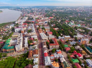 Tomsk, Rusya-9 Haziran 2019: Uluslararası Marathon Jarche sporcular koşucular kalabalık başında vardır. Havadan üst görünüm