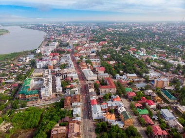 Tomsk, Rusya-9 Haziran 2019: Uluslararası Marathon Jarche sporcular koşucular kalabalık başında vardır. Havadan üst görünüm
