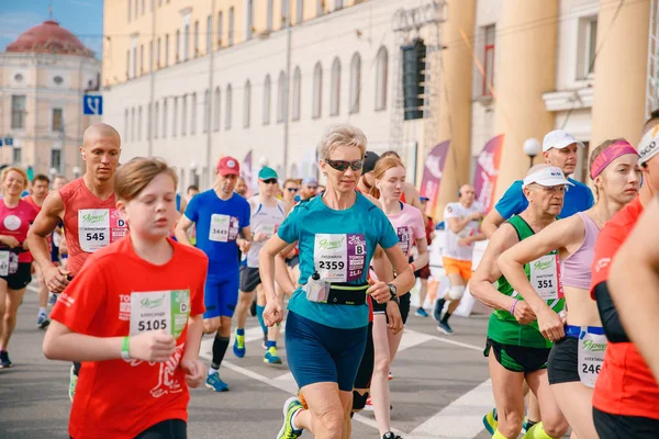 トムスク、ロシア - 2019年6月9日:国際マラソンジャーシュ選手の選手の群衆が始まります — ストック写真