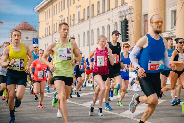 俄罗斯托木斯克 - 2019年6月9日：国际马拉松赛选手人群开始 — 图库照片