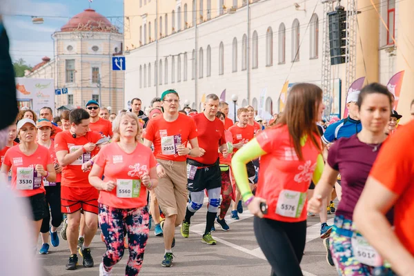 Tomsk, Russia - June 9, 2019: International Marathon Jarche athletes runners crowd are at start — Stock Photo, Image